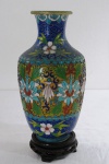 JAPÃO, PERÍODO MEIJI - Séc.XIX/XX - Elegante vaso em cloisonné japonês com alta qualidade artística, decorado com elementos vegetalistas. No estilo das peças assinadas por Namikawa Yasuyuki (1845-1927). Med. 24 cm. alt.