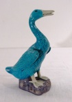 Escultura em porcelana chinesa policromada representando " Marreco". marcado na base. Med. 21 cm alt.