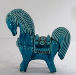 Escultura de cerâmica vitrificada na cor azul, com refinados traços estilizados, representando Cavalo. Marcado na base Bariloche. Med. 19 x 19 x 8 cm.