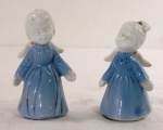 VINTAGE- Par de anjos com vestes na tonalidade azul em porcelana vitrificada. Med. 8,5 cm alt.