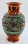 Elegante e muito decorativo vaso bojudo em terracota vitrificada, em policromia sobre fundo verde. decorado no bojo com guirlandas em relevo com farta douração. Interior em dourado. Med. 25 cm alt.