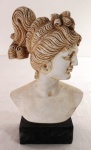 Belíssimo busto italiano, esculpido em massa fria, patinado na cor branca, representando " Deusa Artemis", apoiada sobre base em granito preto. Med. 21 cm alt.