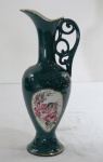 MILLI SARAYLAR YILDIZ PORSELEN Antiga ânfora em porcelana turca na tonalidade verde, decorada no bojo com florais e guirlandas em dourado. Marcado e datado na base 1997. Med. 30 cm alt.