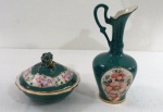 MILLI SARAYLAR YILDIZ PORSELEN Antiga ânfora em porcelana turca na tonalidade verde e porta jóia decorados com florais e guirlandas em dourado. Borda dourada. Marcado e datado na base 1996. Medidas ânfora 18 cm, porta jóia 10 x 12 cm.