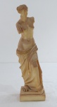 A. POAITH- Escultura italiana, esculpido em resina, patinado na cor branca, representando " Vênus de Millus. Marcada. Med. 28 cm alt.