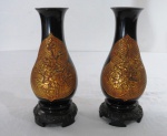 CHINA, Anos 50 - Par de vasos em laca chinesa da região de FUJIAN, decorados reservas de flores em relevo com forte douração. Med. 21 cm