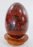 RÚSSIA - Ícone russo, grande ovo em madeira, com pintura de Natividade e Nossa Senhora com Menino Jesus.  em policromia. Com pequena marca do tempo. Med. 23 cm alt.