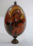 VINTAGE- RÚSSIA - Raro Ícone russo,ovo em madeira pintado a mão, com pintura de Nossa Senhora com Menino Jesus.  em policromia. Acompanha peanha. Med. 11 cm alt.