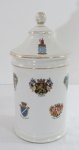SALER- Antigo pote de farmácia em porcelana branca, decorado com brasões de cidades européias. Med. 28 cm alt.