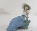 NAO by LLADRO- Escultura em fina porcelana espanhola, com marca da manufatura, representando "Dama sentada com pássaro" em rica policromia. Marcado, datado e assinado DAISA na base 1987. Mínimo bicado quase imperceptível na ponta do pé direito. Med. 15 cm alt x 10 x 15.