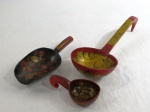 Três (03) peças decorativas, confeccionada em laca  chinesa policromada, decorado por elementos florais composto: uma pá e duas conchas. Med. a maior 27 cm, a menor 10 cm comprimento. A maior com restauro no cabo.