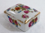 FERN- Porta jóias de porcelana japonesa com flores e dourações. Marcado na base Hand Painted Fern Japan. Med. 6 x 11 x 9 cm.