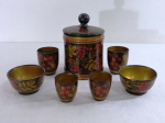 KHOKHLOMA- Sete antigas peças em laca decorada com motivos florais em policromia com douração, composto: pote cilíndrico com tampa ( 20 x 12 cm), dois pequenos bowls e quatro copos em dois tamanhos ( 8 cm alt). Marcado na base Made in USSR .