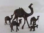 Egito, Gizé. Antigo Cáfila de camelos (04) esculpidos em Madeira com ricos detalhes. Acompanha um jegue em madeira. Med. maior 20 cm alt, três 9 cm alt, jegue 8 cm alt.