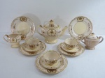 The Hinode - Japan -Parte de aparelho de chá em porcelana na cor marfim craquelado, Art Deco, decorado com florais e guirlandas em ouro, composto de: bule para chá ( 19 x25 cm comp), açucareiro com alças, cremeira e três xícaras para chá com pires e 05 pratos para bolo ( 19 cm diâmetro). Marcado na base.