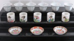 Quatorze (14 peças em porcelana oriental composto: cinco copinhos com figuras de gueixas variadas, seis copos para saque e três bowls família rosa ( 7 cm diâm).