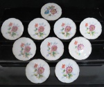 Dez (10) porta copos em porcelana japonesa pintados à mão, decoração floral. Marcado na base. Med. 9,5 cm diâmetro.