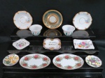 Doze (12) peças variadas em porcelana sendo; três cinzeiros, cinco pratinhos, duas pequenas travessas ovais ( 14 x 10 cm), e dois pequenos bowls  , decoração floral.