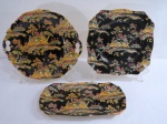 VINTAGE ART DECO-- Royal Winton England Grimwades- Três raras e belíssimas bandejas em porcelana inglesa da década de 1950, na cor preta, decorada com pagodes e farta douração, composto: uma no formato redondo com alças vazadas ( 25 cm diâm), uma quadrangular oitavada ( 25 cm diâm), uma retangular ( 26 x 15 cm diâm).