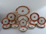 ROYAL BONE FINE CHINA  22kt gold- Parte de aparelho de jantar em porcelana na cor branca, decorado ao centro com cena galante, borda recortada com faixa bordô com farta douração a ouro em guirlandas, Composto por: dez pratos rasos ( 25,5 cm diâmetro um com fio de cabelo) dez pratos de sopa ( 20 cm diâmetro), dez pratos de sobremesa ( 20 cm diâmetro), duas travessas ovais, a menor com fio de cabelo ( uma 4 x 38 x 27 cm) uma ( 4 x 33 x 3 cm) Total 32 peças. Marcado na base. O conjunto apresenta alguns desgastes na douração.