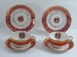 ROYAL BONE FINE CHINA  22kt gold- Par de ternos em porcelana na cor branca, decorado ao centro com cena galante, borda recortada com faixa bordô com farta douração a ouro em guirlandas,.Composto: duas xícaras para chá com pires ( 12 cm) e dois pratos para bolo ( 15,5 cm) uma xícara com fio de cabelo. Marcado.  Apresenta alguns desgastes na douração.