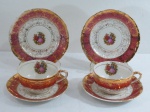 ROYAL BONE FINE CHINA  22kt gold- Par de ternos em porcelana na cor branca, decorado ao centro com cena galante, borda recortada com faixa bordô com farta douração a ouro em guirlandas,.Composto: duas xícaras para chá com pires ( 12 cm) e dois pratos para bolo ( 15,5 cm) . Marcado na base.  Apresenta alguns desgastes na douração.