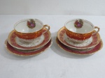ROYAL BONE FINE CHINA  22kt gold- Par de ternos em porcelana na cor branca, decorado ao centro com cena galante, borda recortada com faixa bordô com farta douração a ouro em guirlandas,.Composto: duas xícaras para chá com pires ( 12 cm) e dois pratos para bolo ( 15,5 cm) . Marcado na base.  Apresenta alguns desgastes na douração.