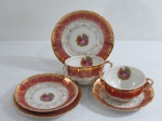 ROYAL BONE FINE CHINA  22kt gold- Par de ternos em porcelana na cor branca, decorado ao centro com cena galante, borda recortada com faixa bordô com farta douração a ouro em guirlandas,.Composto: duas xícaras para chá com pires ( 12 cm) e dois pratos para bolo ( 15,5 cm) . Marcado na base.  Apresenta alguns desgastes na douração.