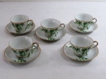PORCELANA NORITAKE - NIPPON TOKI KAISHA - Cinco (05)xícaras para chá e seus respectivos píres em porcelana japonesa de manufatura Noritake decoradas com arbustos de bambu na cor verde, borda e detalhes em dourado. Marcada na base.