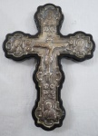 PRATA 950 - Crucifixo bizantino em placa de prata em alto relevo aplicado sobre madeira. Med. 33 cm.