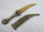 JAMBIYA -Antiga e bela adaga ou punhal turco em bronze , cabo, lâmina e bainha cinzelada. Peça apresenta inscrições em árabe, possivelmente versos do Alcorão. Med. 25,5 cm comprimento.
