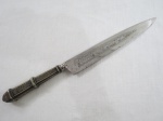 Antigo punhal gaúcho de coleção,lâmina em aço inox corneta, cabo em metal prateado, decorado com guirlandas em relevo, decorado em ambos os lados com motivos gauchos. Sem bainha .Med. 32 cm comprimento.