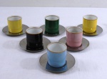 MAUÁ - Lote contendo seis (6) xícaras de café em porcelana Mauá colorida, com pires em aço inox.