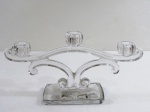 Candelabro em cristal translúcido, base quadrangular com suporte para três velas. Med. 17 cm altura.