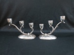 REGIA- Par de candelabros para três velas em metal espessurado a prata. Med. 15 cm alt.