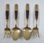 KELBRO Conjunto com quatro (04) talheres para servir em metal dourado tailandês, cabo com pega em madeira de jacarandá, decorado com figura de Buda em alto relevo, sendo: duas colheres grandes e dois garfos. Made in Tailândia. Med. 25 cm comprimento cada.