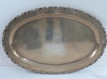 PRATA- Bandeja oval em prata "Sterling" Silver teor 925, origem Mexicana de contraste na base. Fundo liso, borda decorada em guirlandas. Peso 2,87 gramas. Med. 60 x 42 cm.