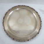 PRATA- Bandeja redonda em prata "Sterling" Silver teor 925, origem Mexicana de contraste na base. Fundo liso, borda decorada em guirlandas. Peso 1,507 gramas. Med.41 cm diâmetro