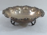 PRATA- Fruteira redonda em prata "Sterling" Silver teor 925, origem Mexicana de contraste na base. base tripóide, fundo liso, bordas onduladas decoradas com guirlandas. Peso 560 gramas. Med.41 cm diâmetro