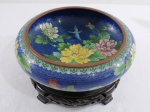 Grande centro de mesa chinês circa 1950, em cloisonné na cor azul com decoração  floral e guirlandas, interior com florais e pássaros com farta aplicação em dourado, apoiado sobre peanha em madeira. Med.: 13 x 23 cm diâmetro. Selado.