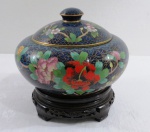 Grande potiche chinês circa 1950, em cloisonné na cor azul cobalto com decoração  floral e guirlandas, interior na cor azul, apoiado sobre peanha em madeira. Med.: 19 x 231cm diâmetro.