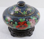 Grande potiche chinês circa 1950, em cloisonné na cor azul cobalto com decoração  floral e guirlandas, interior na cor azul, apoiado sobre peanha em madeira. Med.: 19 x 231cm diâmetro.