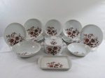 STEATITA- Parte de aparelho de jantar, anos 60, em porcelana Steatita - Paraná com borda dourada e decoração floral ,composto por dois pratos rasos, oito pratos fundos, seis pratos de sobremesa, uma sopeira ( 15 x 25 cm), duas travessas redondas fundas ( 7 cm alt x 26 cm diâmetro), uma retangular. Total 20 peças.
