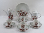 STEATITA- Parte de aparelho, anos 60, em porcelana Steatita - Paraná com borda dourada e decoração floral ,composto bule de chá, bule de café, grande prato para bolo, quatro trios de xícaras de chá com pires e quatro pratos para bolo. Total 11 peças.