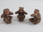 Três (3) esculturas representando os três macacos sábios em porcelana, baseados na máxima pictórica japonesa, incorporando o princípio proverbial "não veja o mal, não ouça o mal, não fale o mal". São eles: Mizaru - cobre os olhos; Kikazaru - tapa os ouvidos; Iwazaru - cobre a boca. A lenda remonta ao século VIII, provavelmente vindo ao Japão com uma lenda Tendai -Budista, da China, na qual os macacos são usados para representar o ciclo da vida do Homem. Medem em média 8 cm aproximadamente.