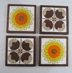 Quatro (04) porta travessas em azulejos decorados, emoldurados em madeira de jacarandá. Medida 18 cm x 18 cm.