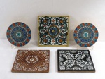 AZULEJOS ANTIGOS - Cinco (5) azulejos antigos com decorações variadas sendo três quadrados pintados a mão e vitrificados ( 20 x 20 cm) e um par redondo ( 16 cm diâmetro cada) podendo ser utilizado como suporte de travessas.