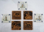 Sete (07) porta copos sendo de coleção sendo três confeccionados em porcelana holandesa com figurs de moinhos em formatos de azulejos azuis " Dutch Delft " série C, com fundo aveludado; medindo 7,5 x 7,5 cm ( um colado) e quatro decorados ao gosto socarrat ( um com leve bicado interno.