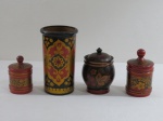 Quatro (04) peças russas em madeira laqueada pintada a mão, decoração floral, sendo três potes maior ( 15 cm alt) e um vaso cilíndrico ( 20 cm alt x 11,5 cm diâmetro). Selado na base.