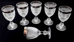 Seis (06) taças para vinho decoração dita bico de jaca, borda com frisos prateado. Med. 14,5 x 7 cm diâmetro.